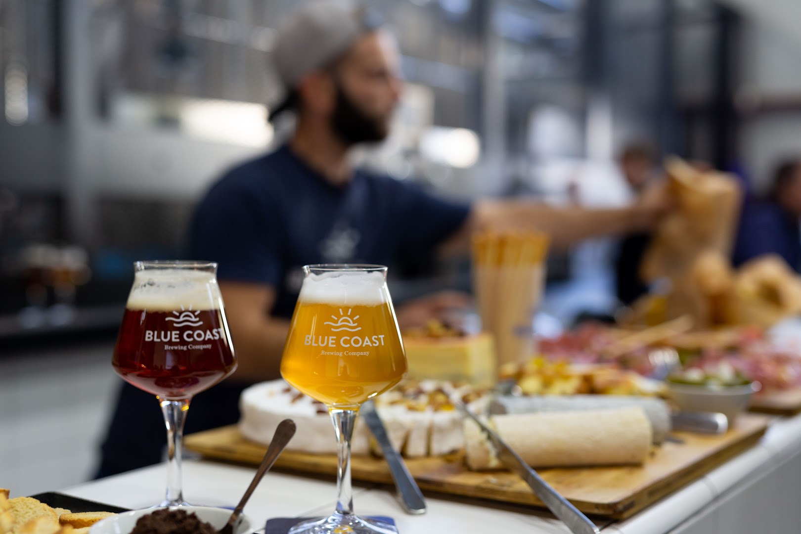 Deux verres de bière servis avec du fromage