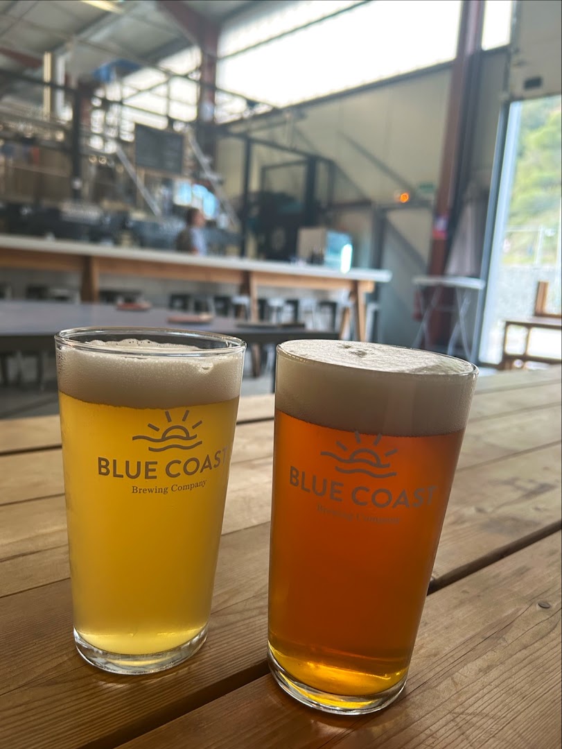 Deux verres de bière artisanale posés sur une table en bois