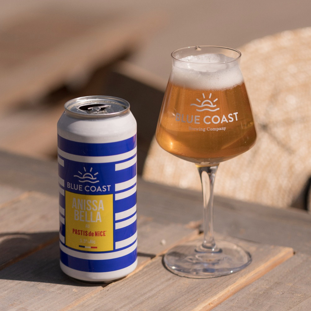 Une canette Blue Coast accompagnée d’un verre de bière