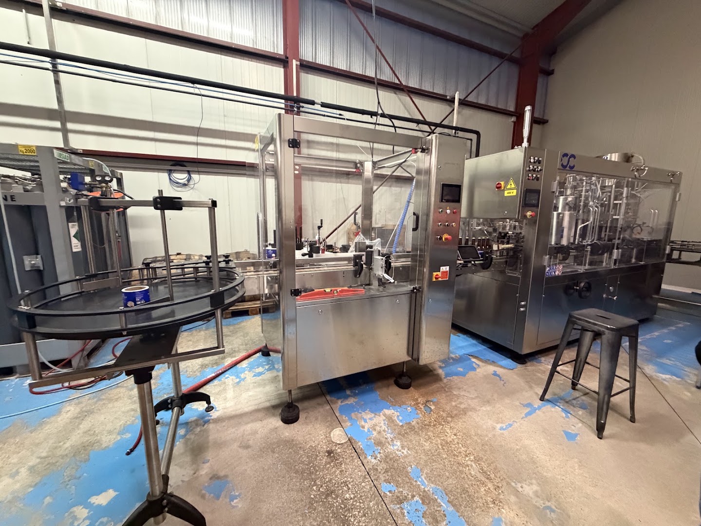 Une ligne de conditionnement vide dans l’espace de production